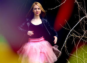 (qq飞车手游粉色衣服)了解QQ飞车里俏粉婉约服饰的款式和搭配技巧