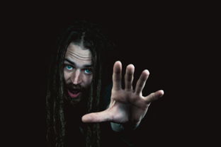 (《逃离人间》)逃离人间：超越尘世烦恼，追寻心灵的自由与安宁