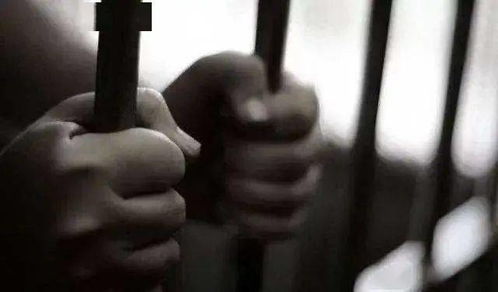 未成年人持甩棍打人，该如何合法处理及预防？